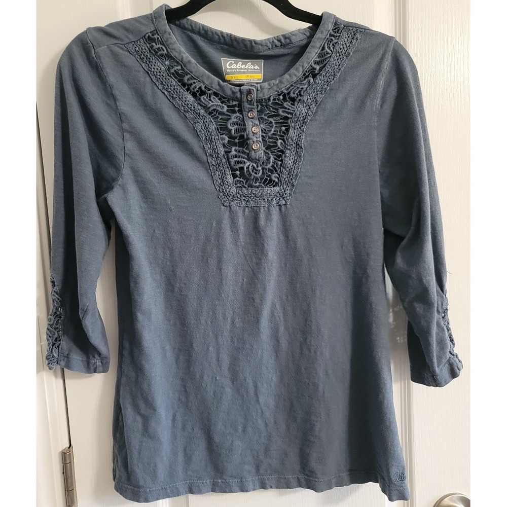 Cabela's blue periwinkle t-shirt with crocheted accents size‎ small